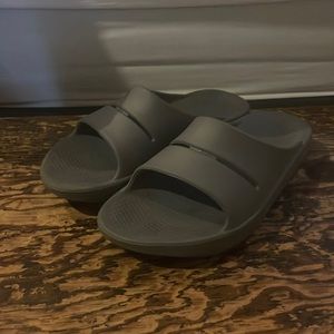 Oofos Running Recovery Slides - Sz Mens 8, Women’s 10 - Grey